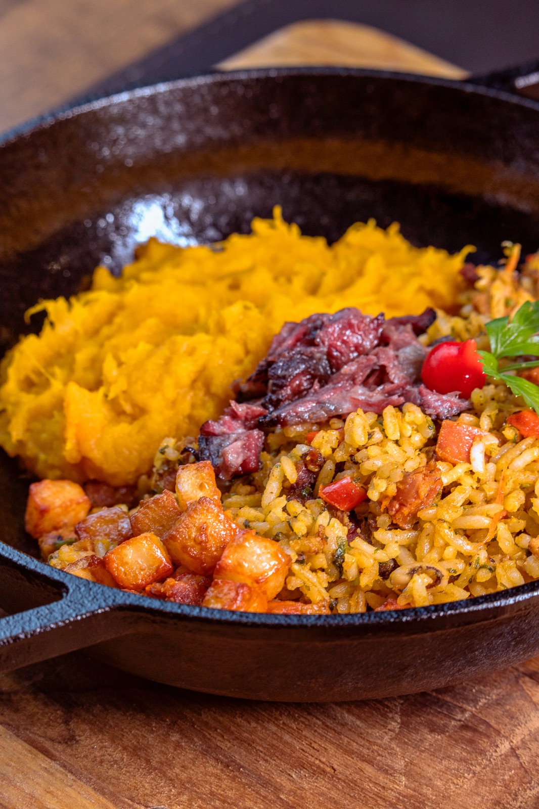 Baião de dois com carne seca desfiada e purê de abóbora