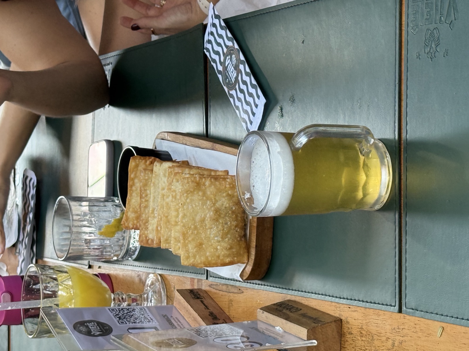 Pastéis e chopp na mesa